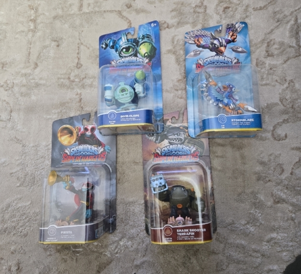 2015 Activision SKYLANDERS SUPERCHARGERS Figures
